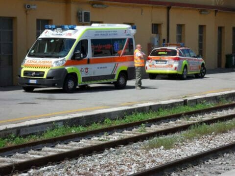 ULTIM’ORA Travolto e ucciso da un treno mentre attraversava i binari: aveva 15 anni. Traffico ferroviario in tilt