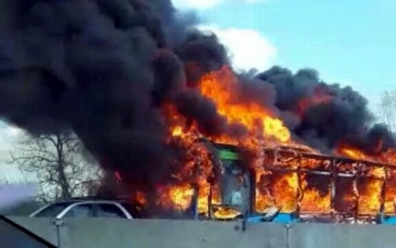 Autobus si schianta e prende fuoco: 45 vittime tra cui almeno 12 bambini. I soccorritori : “Una scena terrificante”