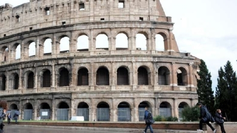 +++ FLASH NEWS +++   Voragine al Colosseo, panico a Roma. Decine di persone in pericolo