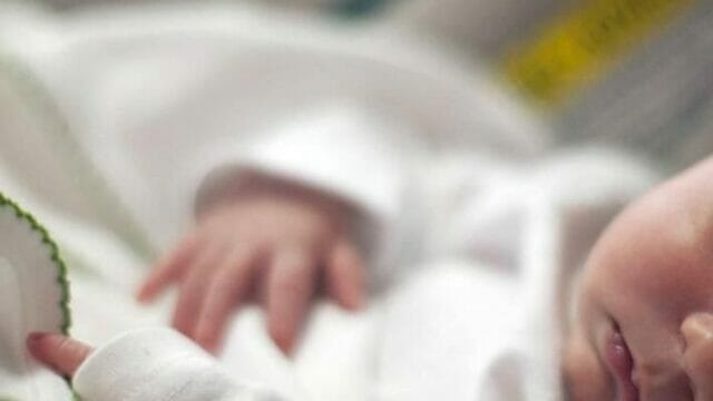 Ricoverata per partorire ha un arresto cardiaco e muore: salvato il figlio