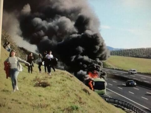 Inferno di fuoco in autostrada: Autobus pieno di fedeli in fiamme, erano di ritorno da Padre Pio