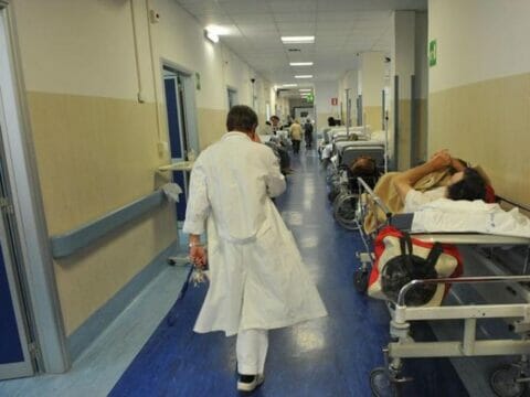 Anziana in ospedale in stato confusionale: il medico la “cura” cantando