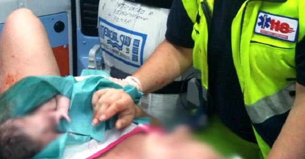 Tragedia in ambulanza: medici massacrano bimbo appena nato