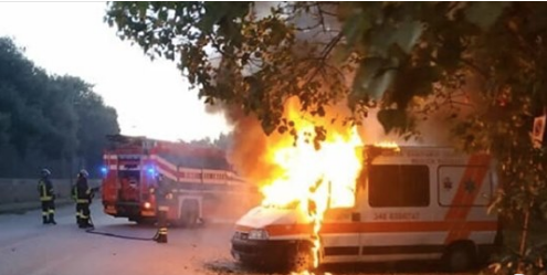 Terrore in strada. Petardo contro un’ambulanza: mezzo distrutto dalle fiamme