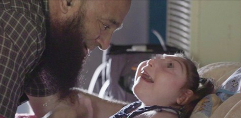 Il “papà eroe” che adotta i bimbi malati terminali per donare loro l’amore di una vera famiglia