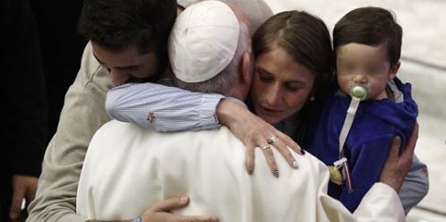 Il Papa: “Se un bambino piange e ha fame allattatelo, anche alla Cappella Sistina”