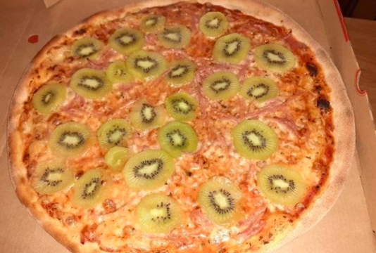 Nasce la pizza al kiwi. L’autore: “Mi arrivano minacce di morte dall’Italia”