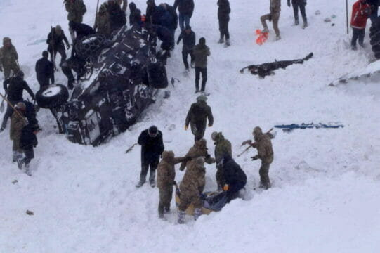 Tragedia in montagna, valanga travolge un bus e i soccorritori: 40 morti