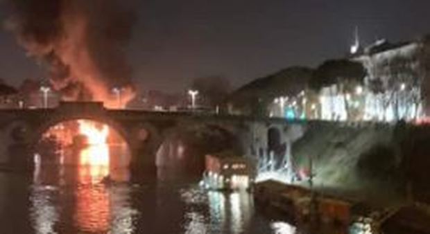 Incendio sul Tevere, notte di terrore: distrutto un intero barcone