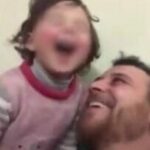 Papà fa ridere la figlia durante la guerra: “Così la proteggo”