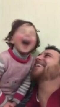 Papà fa ridere la figlia durante la guerra: “Così la proteggo”