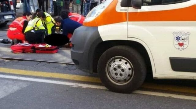 Ragazzo investito sul marciapiede da un auto: è in gravi condizioni all’ospedale