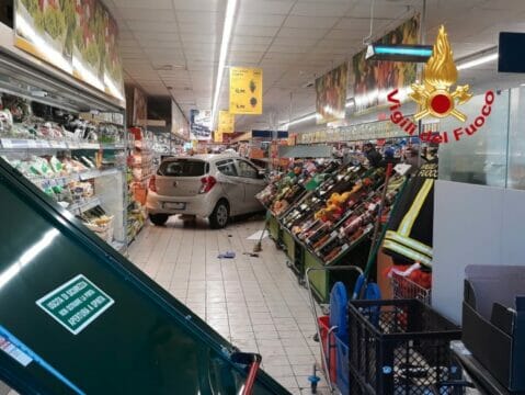 Uomo sbaglia manovra ed entra con l’auto nel supermercarto: ferita una donna