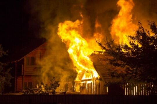 Casa in fiamme nella notte, perde la vita un uomo di 80 anni
