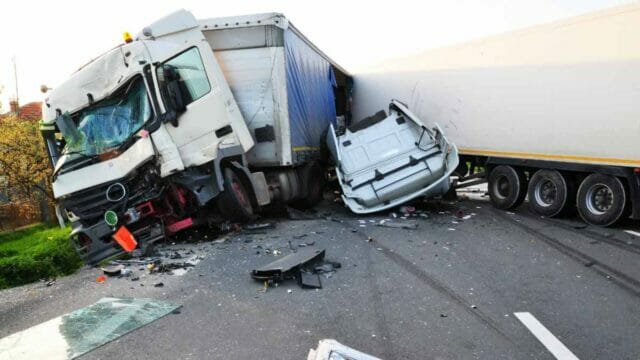 Tragedia in autostrada: uomo viene ucciso da un camion
