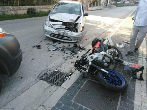 Centauro corre in un centro abitato e si scontra con un auto: morto sul colpo