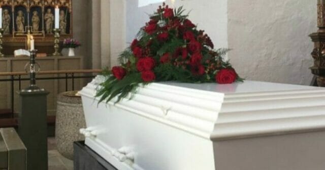 “Ti amerò per sempre”. Donna muore al funerale del marito