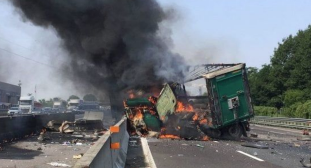 Ultim’ora Italia: schianto in autostrada, camion prende fuoco. Case evacuate e traffico in tilt