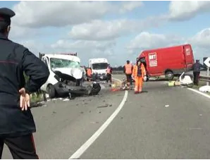 Strage in autostrada: quattro feriti, un morto e un ragazzo in coma