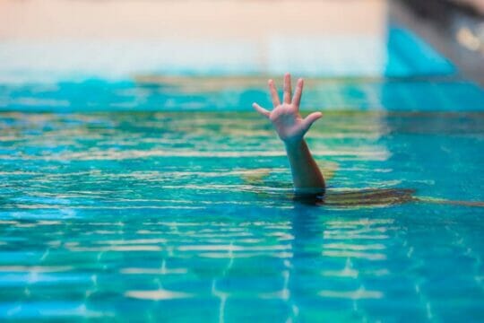 Genitori perdono di vista il figlio: bambino rischia di annegare in piscina