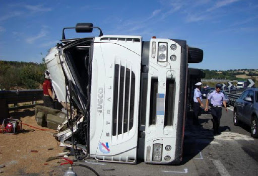 Spaventoso incidente: autista perde il controllo del camion e finisce fuori strada