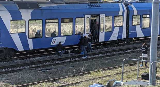Coppia litiga sui binari, il treno passa e li travolge: morti un uomo e una donna