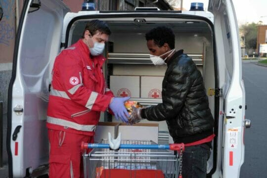 Coronavirus, comunità etiope dona spesa a Croce rossa: “Salvati e accolti, ora ricambiamo”