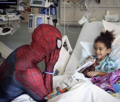 Si veste da Spiderman e fa visita ai bambini malati