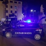 Esplode un ordigno artigianale sotto l’auto di un cantante neomelodico: in corso le indagini dei carabinieri.