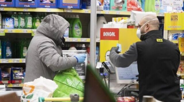 Donna sorpresa a rubare il pane in un supermercato: i carabinieri le pagano la spesa