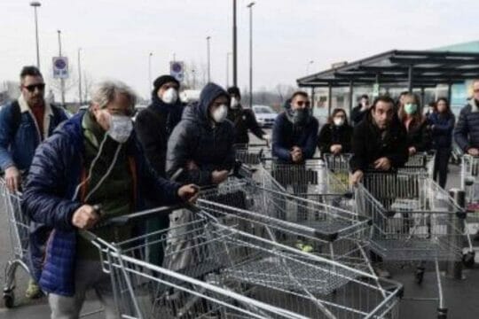 Follia in Italia, in gruppo entrano al supermercato: riempiono i carrelli e pretendono di non pagare