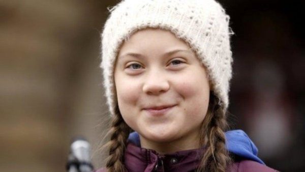Greta Thunberg in auto isolamento: ha sintomi del coronavirus. Il papà sta male: «Hanno viaggiato insieme in treno»