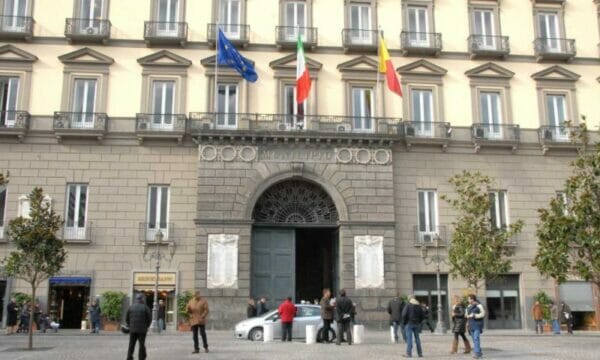 Il Comune di Napoli istituisce il salario minimo di 9 euro all’ora: “un atto a tutela dei lavoratori”