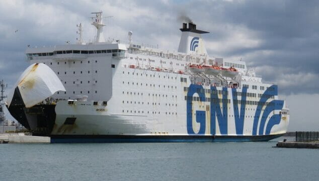 Coronavirus, Nave in quarantena nel porto di Napoli: a bordo 125 persone