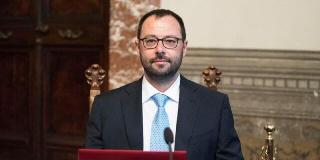 Coronavirus, Ministro Patuanelli: Lavoriamo a stop mutui, bollette, tributi in tutta Italia. No a super commissario