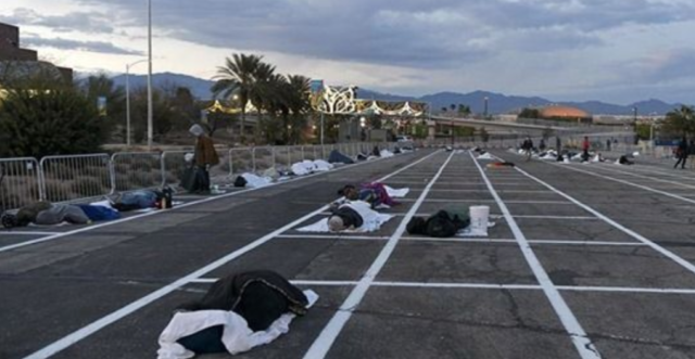 Coronavirus negli Usa, la vergogna: linee sull’asfalto per distanziare i senzatetto