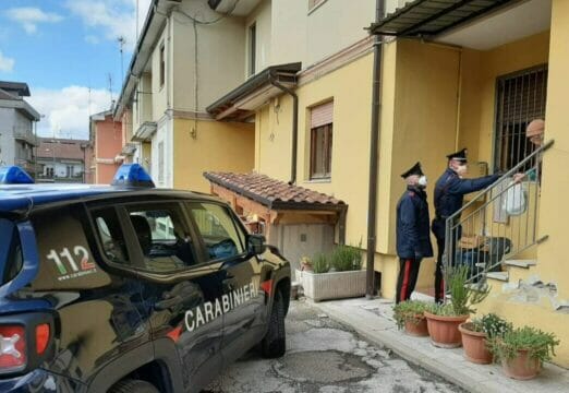 Anziana sola in casa, digiuna da giorni: i carabinieri la soccorrono e le danno da mangiare