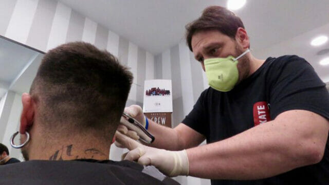 Coronavirus. Follia in Italia, barbiere con persone all’Interno: scatta il blitz della Polizia