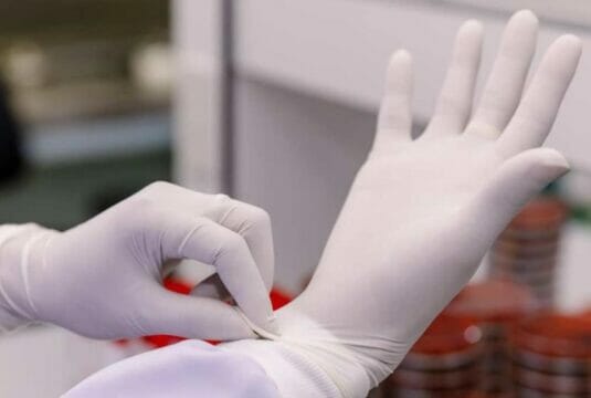 Coronavirus, l’esperto: “Non indossate i guanti”