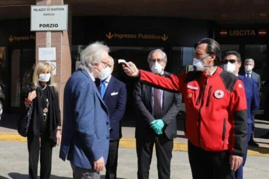 Coronavirus, riaperto tribunale di Napoli: Croce Rossa effettua controlli con termolaser