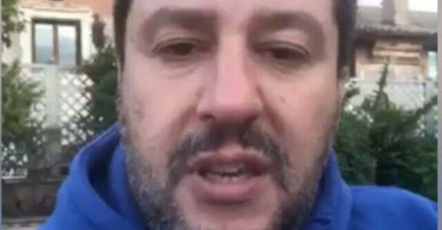 “Dici solo stron…”. Salvini contestato anche dal balcone di casa sua, le urla di un vicino