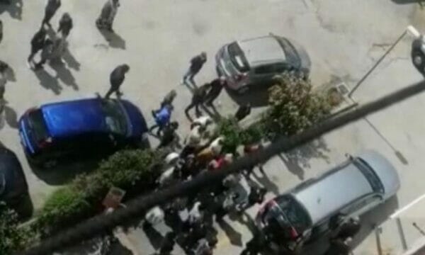 Investe la folla di manifestante e comincia a sparare: paura tra la popolazione