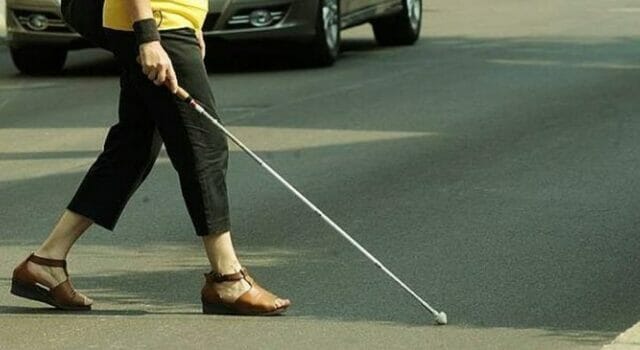 Donna finta di cieca per sette anni riceve l’invalidità: sorpresa a guardare le vetrine