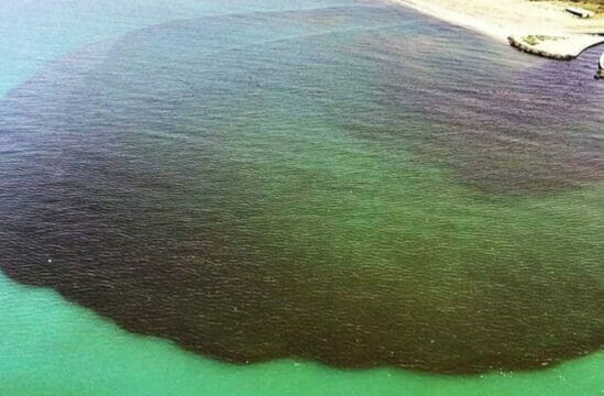 Ambiente, macchia nera nel mare del Litorale Domitio: avviata indagine su sversamento nel Canale Agnena