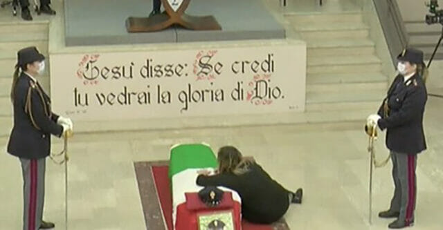 Funerali del poliziotto ucciso: la disperazione della moglie sulla bara