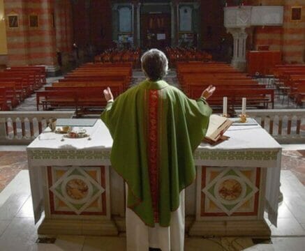 Incredibile in Italia: tutti i preti di una chiesa hanno il Covid. Attività sospese