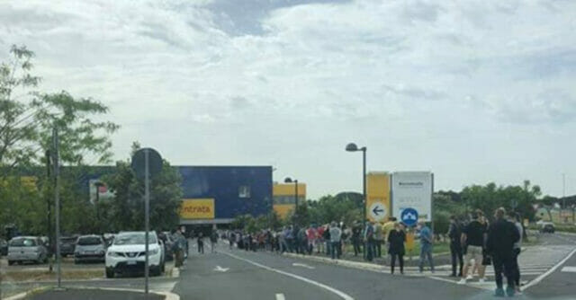 Migliaia in fila fuori all’Ikea: “Rischio di contagio altissimo”