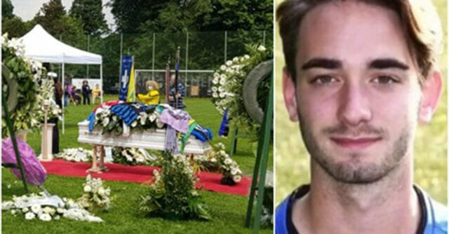L’ultimo saluto al giovane Andrea Rinaldi: i funerali in uno stadio di calcio
