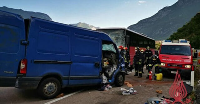 VIolento schianto tra furgone e autobus: un morto e tre feriti gravi