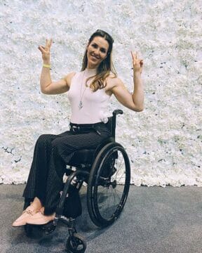 Donna sulla sedia rotelle con paralisi alle gambe partorisce: “E’ un sogno”